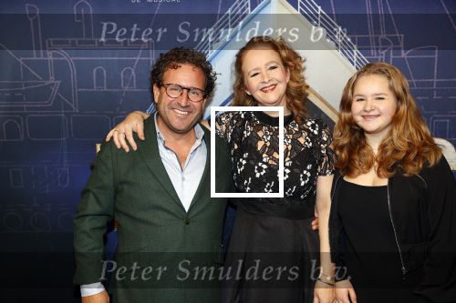 Almere 21 november 2021
Premiere van musical the Titanic in schouwburg Almere. Hilke Bierman met dochter Diaferia en haar man