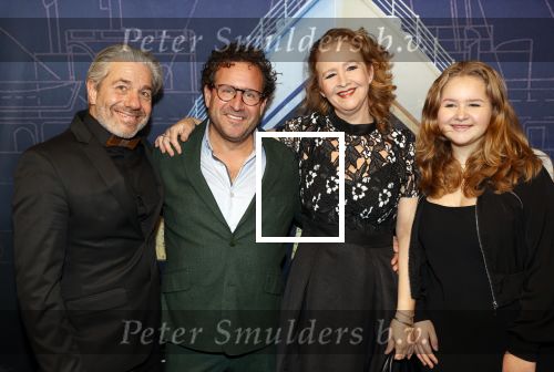 Almere 21 november 2021
Premiere van musical the Titanic in schouwburg Almere. Hilke Bierman met dochter Diaferia en haar man