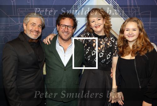 Almere 21 november 2021
Premiere van musical the Titanic in schouwburg Almere. Hilke Bierman met dochter Diaferia en haar man