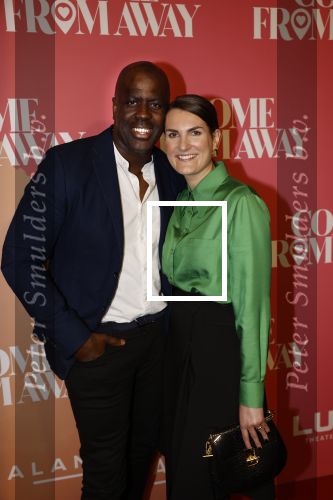 Rotterdam 18 november 2021
Premiere Come from away in het nieuwe Luxor theater.
Iris v d Ende kwam met haar man Vincent