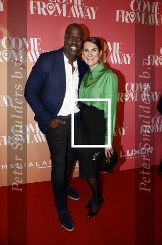 Rotterdam 18 november 2021
Premiere Come from away in het nieuwe Luxor theater.
Iris v d Ende kwam met haar man Vincent