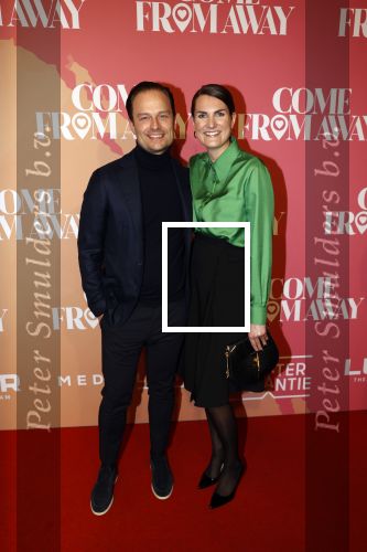 Rotterdam 18 november 2021
Premiere Come from away in het nieuwe Luxor theater.
Iris v d Ende kwam met haar man Vincent
