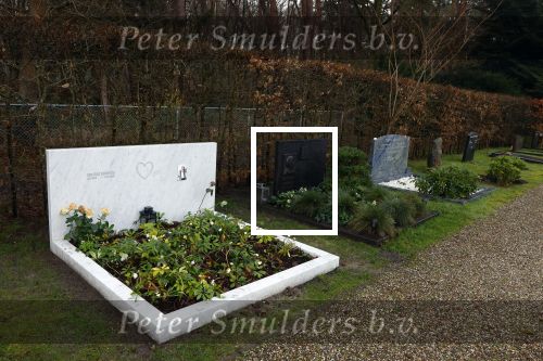 Oud Valkeveen 15 december 2021
Het graf van Jan des Bouvrie . Achter op het graf staat de tekst, Hier ligt Jan , die kon er wat van.