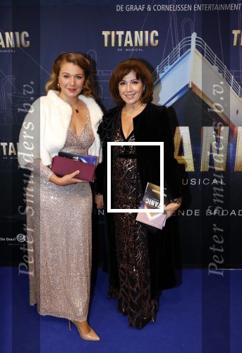 Almere 21 november 2021
Premiere van musical the Titanic in schouwburg Almere. Janke Dekker met dochter