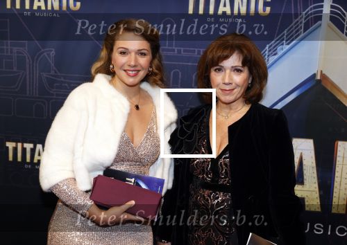 Almere 21 november 2021
Premiere van musical the Titanic in schouwburg Almere. Janke Dekker met dochter