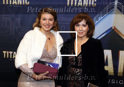 Almere 21 november 2021
Premiere van musical the Titanic in schouwburg Almere. Janke Dekker met dochter