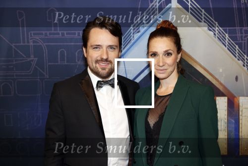 Almere 21 november 2021
Premiere van musical the Titanic in schouwburg Almere. Job Bovenlander met partner Chava voor in \'t Holt