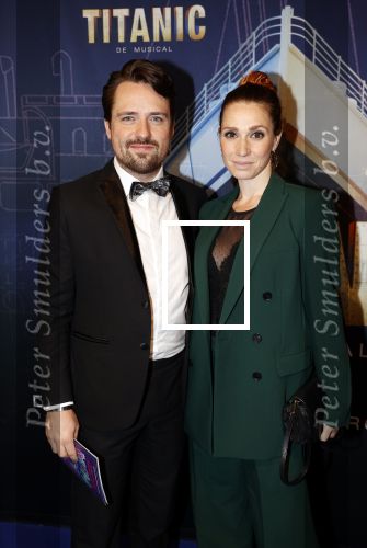 Almere 21 november 2021
Premiere van musical the Titanic in schouwburg Almere. Job Bovenlander met partner Chava voor in \'t Holt