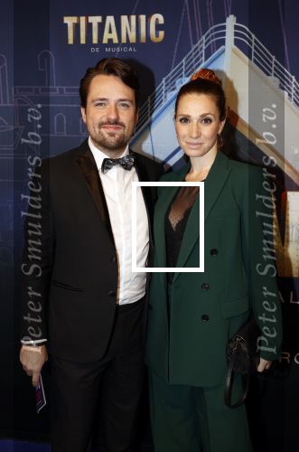 Almere 21 november 2021
Premiere van musical the Titanic in schouwburg Almere. Job Bovenlander met partner Chava voor in \'t Holt