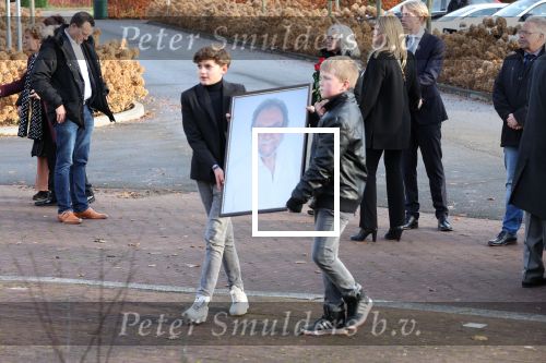Emmeloord 10 december 2021
Begrafenis Arie Ribbens .Aanwezig zijn vrouw Cea Ribbens zijn dochter met gezin en oa Bonnie St Claire en Jacques Herb met zijn vrouw . De man van Bonnie Anne Jan Jongbloed verzorgt de uitvaart.