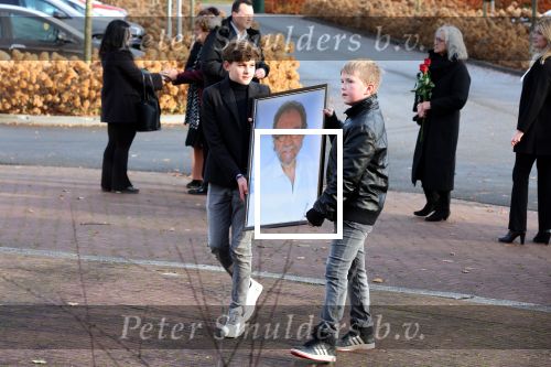 Emmeloord 10 december 2021
Begrafenis Arie Ribbens .Aanwezig zijn vrouw Cea Ribbens zijn dochter met gezin en oa Bonnie St Claire en Jacques Herb met zijn vrouw . De man van Bonnie Anne Jan Jongbloed verzorgt de uitvaart.