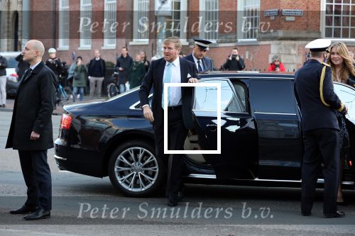 Den Haag 8 december 2021
Prinses Amalia arriveert voor de buitengewone vergadering van de Raad van State. Naast de prinses waren ook koning Willem Alexander en koningin Maxima bij de buitengewone vergadering aanwezig.
Na de vergadering ging Amalia in de tuin een boom planten.