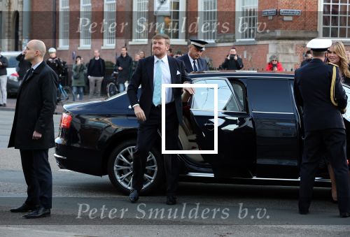 Den Haag 8 december 2021
Prinses Amalia arriveert voor de buitengewone vergadering van de Raad van State. Naast de prinses waren ook koning Willem Alexander en koningin Maxima bij de buitengewone vergadering aanwezig.
Na de vergadering ging Amalia in de tuin een boom planten.