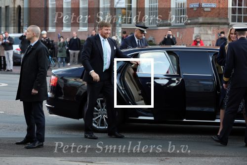 Den Haag 8 december 2021
Prinses Amalia arriveert voor de buitengewone vergadering van de Raad van State. Naast de prinses waren ook koning Willem Alexander en koningin Maxima bij de buitengewone vergadering aanwezig.
Na de vergadering ging Amalia in de tuin een boom planten.