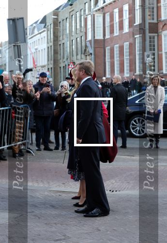 Den Haag 8 december 2021
Prinses Amalia arriveert voor de buitengewone vergadering van de Raad van State. Naast de prinses waren ook koning Willem Alexander en koningin Maxima bij de buitengewone vergadering aanwezig.
Na de vergadering ging Amalia in de tuin een boom planten.