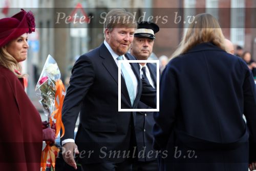 Den Haag 8 december 2021
Prinses Amalia arriveert voor de buitengewone vergadering van de Raad van State. Naast de prinses waren ook koning Willem Alexander en koningin Maxima bij de buitengewone vergadering aanwezig.
Na de vergadering ging Amalia in de tuin een boom planten.