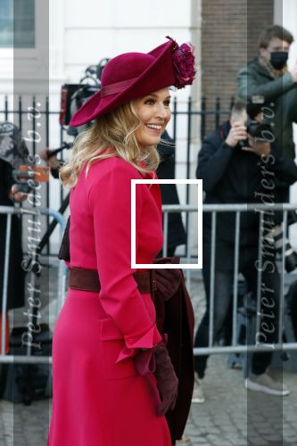 Den Haag 8 december 2021
Prinses Amalia arriveert voor de buitengewone vergadering van de Raad van State. Naast de prinses waren ook koning Willem Alexander en koningin Maxima bij de buitengewone vergadering aanwezig.
Na de vergadering ging Amalia in de tuin een boom planten.