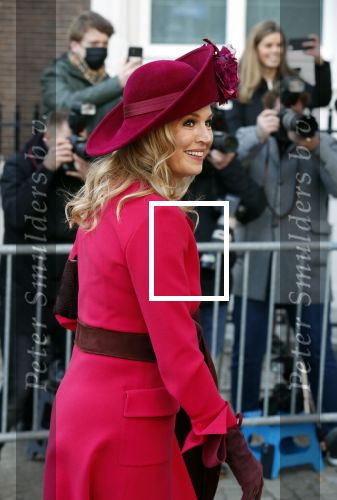 Den Haag 8 december 2021
Prinses Amalia arriveert voor de buitengewone vergadering van de Raad van State. Naast de prinses waren ook koning Willem Alexander en koningin Maxima bij de buitengewone vergadering aanwezig.
Na de vergadering ging Amalia in de tuin een boom planten.