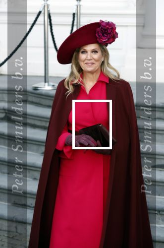 Den Haag 8 december 2021
Prinses Amalia arriveert voor de buitengewone vergadering van de Raad van State. Naast de prinses waren ook koning Willem Alexander en koningin Maxima bij de buitengewone vergadering aanwezig.
Na de vergadering ging Amalia in de tuin een boom planten.