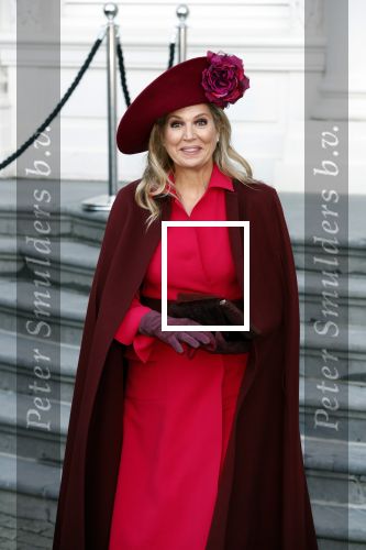 Den Haag 8 december 2021
Prinses Amalia arriveert voor de buitengewone vergadering van de Raad van State. Naast de prinses waren ook koning Willem Alexander en koningin Maxima bij de buitengewone vergadering aanwezig.
Na de vergadering ging Amalia in de tuin een boom planten.