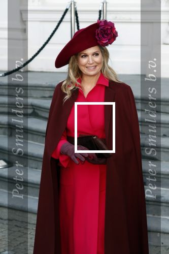 Den Haag 8 december 2021
Prinses Amalia arriveert voor de buitengewone vergadering van de Raad van State. Naast de prinses waren ook koning Willem Alexander en koningin Maxima bij de buitengewone vergadering aanwezig.
Na de vergadering ging Amalia in de tuin een boom planten.
