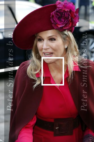 Den Haag 8 december 2021
Prinses Amalia arriveert voor de buitengewone vergadering van de Raad van State. Naast de prinses waren ook koning Willem Alexander en koningin Maxima bij de buitengewone vergadering aanwezig.
Na de vergadering ging Amalia in de tuin een boom planten.