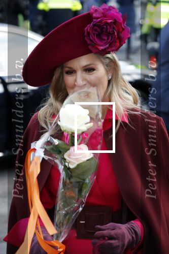Den Haag 8 december 2021
Prinses Amalia arriveert voor de buitengewone vergadering van de Raad van State. Naast de prinses waren ook koning Willem Alexander en koningin Maxima bij de buitengewone vergadering aanwezig.
Na de vergadering ging Amalia in de tuin een boom planten.