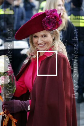 Den Haag 8 december 2021
Prinses Amalia arriveert voor de buitengewone vergadering van de Raad van State. Naast de prinses waren ook koning Willem Alexander en koningin Maxima bij de buitengewone vergadering aanwezig.
Na de vergadering ging Amalia in de tuin een boom planten.