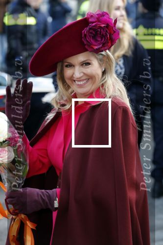 Den Haag 8 december 2021
Prinses Amalia arriveert voor de buitengewone vergadering van de Raad van State. Naast de prinses waren ook koning Willem Alexander en koningin Maxima bij de buitengewone vergadering aanwezig.
Na de vergadering ging Amalia in de tuin een boom planten.