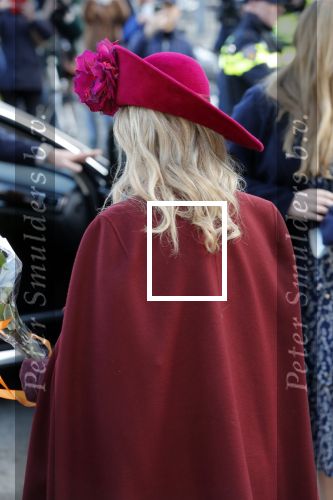 Den Haag 8 december 2021
Prinses Amalia arriveert voor de buitengewone vergadering van de Raad van State. Naast de prinses waren ook koning Willem Alexander en koningin Maxima bij de buitengewone vergadering aanwezig.
Na de vergadering ging Amalia in de tuin een boom planten.