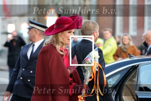 Den Haag 8 december 2021
Prinses Amalia arriveert voor de buitengewone vergadering van de Raad van State. Naast de prinses waren ook koning Willem Alexander en koningin Maxima bij de buitengewone vergadering aanwezig.
Na de vergadering ging Amalia in de tuin een boom planten.
