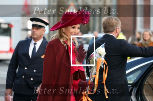 Den Haag 8 december 2021
Prinses Amalia arriveert voor de buitengewone vergadering van de Raad van State. Naast de prinses waren ook koning Willem Alexander en koningin Maxima bij de buitengewone vergadering aanwezig.
Na de vergadering ging Amalia in de tuin een boom planten.