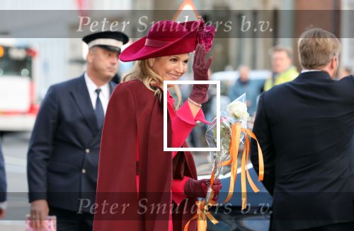Den Haag 8 december 2021
Prinses Amalia arriveert voor de buitengewone vergadering van de Raad van State. Naast de prinses waren ook koning Willem Alexander en koningin Maxima bij de buitengewone vergadering aanwezig.
Na de vergadering ging Amalia in de tuin een boom planten.