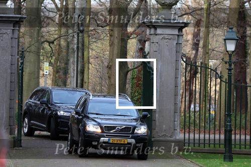 Den Haag 7 december 2021
Prinses Amalia is vandaag 18 jaar oud geworden . Prinses Amalia is met haar moeder Koningin Maxima wezen winkelen . Maxima rijdt in een volvo jeep