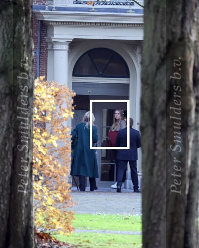 Den Haag 7 december 2021
Prinses Amalia is vandaag 18 jaar oud geworden . Prinses Amalia is met haar moeder Koningin Maxima wezen winkelen .