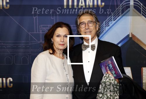 Almere 21 november 2021
Premiere van musical the Titanic in schouwburg Almere. Liz Snoijink met man