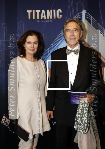 Almere 21 november 2021
Premiere van musical the Titanic in schouwburg Almere. Liz Snoijink met man