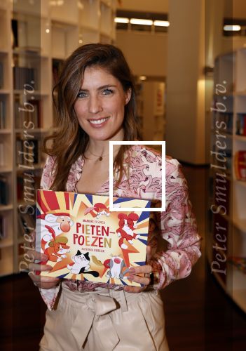 Amsterdam 17 november 2021
Presentatie sinterklaasboeken in de bibliotheek van Amsterdam . Airen Mylene presenteert het en de boeken zijn dit jaar geschreven door Waylon Carlo Boszhard en Marieke Elsinga