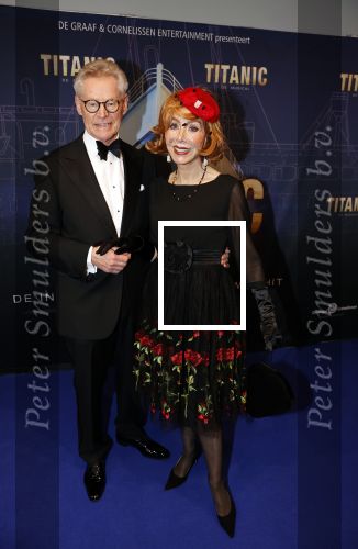 Almere 21 november 2021
Premiere van musical the Titanic in schouwburg Almere. marijke Helwegen met man