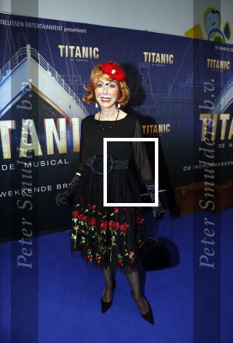 Almere 21 november 2021
Premiere van musical the Titanic in schouwburg Almere. marijke Helwegen met man