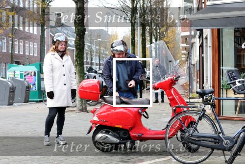 Amsterdam 11 december 2021
Martijn Krabbe met zijn vrouw op de vespa scooter in Amsterdam zuid