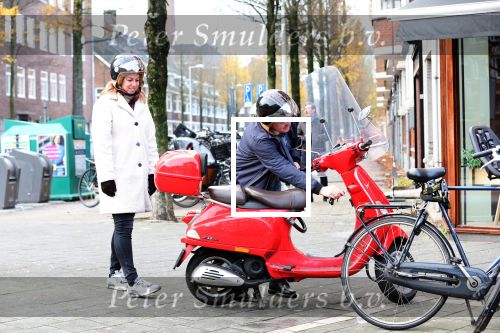 Amsterdam 11 december 2021
Martijn Krabbe met zijn vrouw op de vespa scooter in Amsterdam zuid