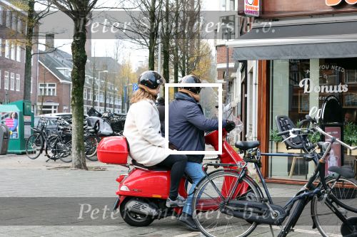 Amsterdam 11 december 2021
Martijn Krabbe met zijn vrouw op de vespa scooter in Amsterdam zuid