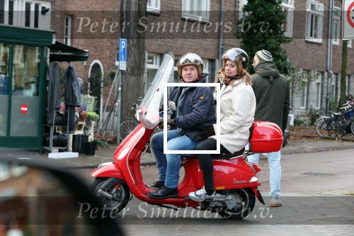Amsterdam 11 december 2021
Martijn Krabbe met zijn vrouw op de vespa scooter in Amsterdam zuid