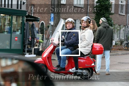 Amsterdam 11 december 2021
Martijn Krabbe met zijn vrouw op de vespa scooter in Amsterdam zuid