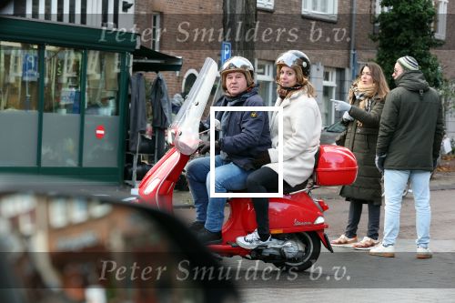 Amsterdam 11 december 2021
Martijn Krabbe met zijn vrouw op de vespa scooter in Amsterdam zuid