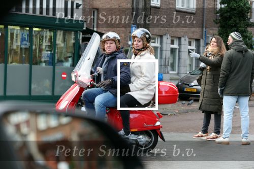 Amsterdam 11 december 2021
Martijn Krabbe met zijn vrouw op de vespa scooter in Amsterdam zuid