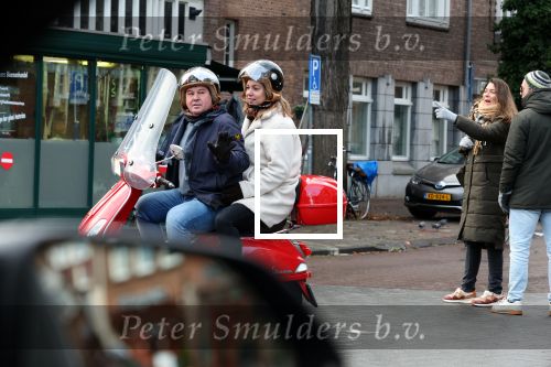 Amsterdam 11 december 2021
Martijn Krabbe met zijn vrouw op de vespa scooter in Amsterdam zuid