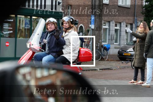 Amsterdam 11 december 2021
Martijn Krabbe met zijn vrouw op de vespa scooter in Amsterdam zuid