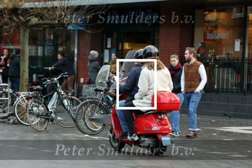 Amsterdam 11 december 2021
Martijn Krabbe met zijn vrouw op de vespa scooter in Amsterdam zuid
